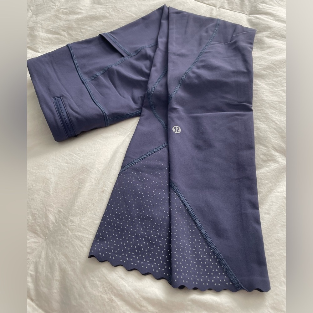 Lululemon scalloped running leggings.